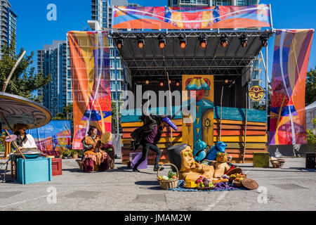 Vancouver, Canada. Xxv Luglio, 2017. Asse di produzione teatrale di Th"owixiya affamati festa piatto sul tamburo è chiamando Festival, Canada 150+ event, Larwill Park, Vancouver, British Columbia, Canada. Credito: Michael Wheatley/Alamy Live News Foto Stock