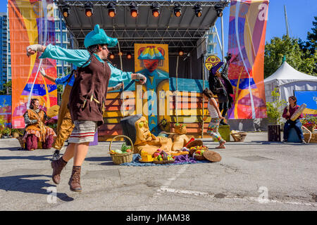 Vancouver, Canada. Xxv Luglio, 2017. Asse di produzione teatrale di Th"owixiya affamati festa piatto sul tamburo è chiamando Festival, Canada 150+ event, Larwill Park, Vancouver, British Columbia, Canada. Credito: Michael Wheatley/Alamy Live News Foto Stock