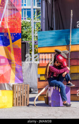 Vancouver, Canada. Xxv Luglio, 2017. Asse di produzione teatrale di Th"owixiya affamati festa piatto sul tamburo è chiamando Festival, Canada 150+ event, Larwill Park, Vancouver, British Columbia, Canada. Credito: Michael Wheatley/Alamy Live News Foto Stock