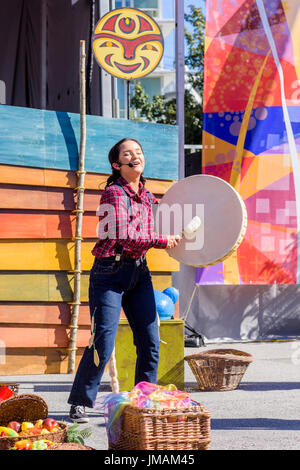 Vancouver, Canada. Xxv Luglio, 2017. Asse di produzione teatrale di Th"owixiya affamati festa piatto sul tamburo è chiamando Festival, Canada 150+ event, Larwill Park, Vancouver, British Columbia, Canada. Credito: Michael Wheatley/Alamy Live News Foto Stock