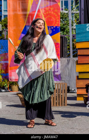 Vancouver, Canada. Xxv Luglio, 2017. Asse di produzione teatrale di Th"owixiya affamati festa piatto sul tamburo è chiamando Festival, Canada 150+ event, Larwill Park, Vancouver, British Columbia, Canada. Credito: Michael Wheatley/Alamy Live News Foto Stock