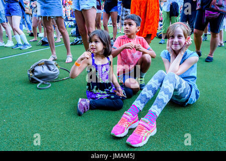 Vancouver, Canada. Xxv Luglio, 2017. Kids godendo il tamburo è chiamando Festival, Canada 150+ event, Larwill Park, Vancouver, British Columbia, Canada. Credito: Michael Wheatley/Alamy Live News Foto Stock