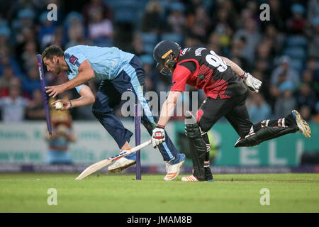 Leeds, Regno Unito. 26 Luglio, 2017. Tim Bresnan (Yorkshire vichinghi) tenta di eseguire fuori Stuart Poynter (Durham getti) durante la Natwest T20 Blast gioco tra Yorkshire Vichinghi v Durham getti di mercoledì 26 luglio 2017. Foto di Mark P Doherty. Credito: catturati Fotografia di luce limitata/Alamy Live News Foto Stock