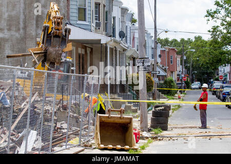 West Philadelphia, Stati Uniti d'America. 26 Luglio, 2017. Lavoratori edili sulla scena di un crollo della casa nei pressi di Market Street nella zona ovest di Philadelphia, credeva di essere causato da costruzione su una proprietà adiacente, Mercoledì, 26 luglio 2017. Credito: Michael Candelori/Alamy Live News Foto Stock