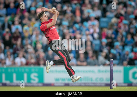 Leeds, Regno Unito. 26 Luglio, 2017. Paul Coughlin (Durham getti) bocce durante la Natwest T20 Blast gioco tra Yorkshire Vichinghi v Durham getti di mercoledì 26 luglio 2017. Foto di Mark P Doherty. Credito: catturati Fotografia di luce limitata/Alamy Live News Foto Stock