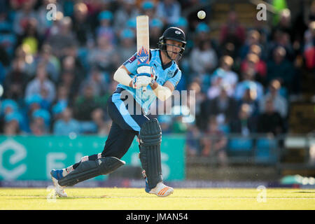 Leeds, Regno Unito. 26 Luglio, 2017. David Willey (Yorkshire vichinghi) colpisce la palla, ma non fanno contatto pulito durante la Natwest T20 Blast gioco tra Yorkshire Vichinghi v Durham getti di mercoledì 26 luglio 2017. Foto di Mark P Doherty. Credito: catturati Fotografia di luce limitata/Alamy Live News Foto Stock