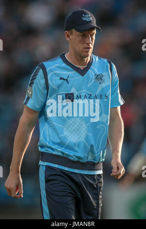 Leeds, Regno Unito. 26 Luglio, 2017. Steven Patterson (Yorkshire vichinghi) durante la Natwest T20 Blast gioco tra Yorkshire Vichinghi v Durham getti di mercoledì 26 luglio 2017. Foto di Mark P Doherty. Credito: catturati Fotografia di luce limitata/Alamy Live News Foto Stock