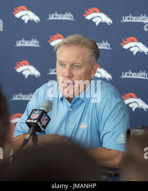 Englewood, Colorado, Stati Uniti d'America. 26 Luglio, 2017. Denver Broncos Presidente del calcio Operations & General Manager John Elway indirizzo Media durante il Denver Broncos Training Camp Media BBQ presso la struttura UCHealth a valle Colomba mercoledì pomeriggio. Broncos Training Camp inizia giovedì mattina. Credito: Hector Acevedo/ZUMA filo/Alamy Live News Foto Stock