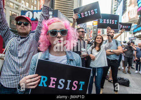 New York, NY 26 luglio 2017 in risposta al presidente Donald Trump's tweet per vietare transgender gente dai militari, avvocati, attivisti e alleati fatta convergere sul reclutamento militare nel centro di Times Square in segno di protesta. ©Stacy Rosenstock Walsh/Alamy Live News Foto Stock