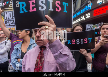 New York, NY 26 luglio 2017 in risposta al presidente Donald Trump's tweet per vietare transgender gente dai militari, avvocati, attivisti e alleati fatta convergere sul reclutamento militare nel centro di Times Square in segno di protesta. ©Stacy Rosenstock Walsh/Alamy Live News Foto Stock