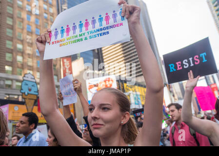 New York, NY 26 luglio 2017 in risposta al presidente Donald Trump's tweet per vietare transgender gente dai militari, avvocati, attivisti e alleati fatta convergere sul reclutamento militare nel centro di Times Square in segno di protesta. ©Stacy Rosenstock Walsh/Alamy Live News Foto Stock