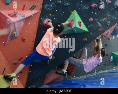 Guiyang, della Cina di Guizhou. 26 Luglio, 2017. I bambini imparano arrampicata su roccia delle competenze a una palestra di arrampicata di Guiyang, capitale del sud-ovest della Cina di Guizhou, 26 luglio 2017. Credito: Qiao Qiming/Xinhua/Alamy Live News Foto Stock