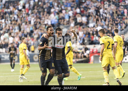 Chester, Pennsylvania, USA. 26 Luglio, 2017. Unione di Philadelphia centrocampista ROLAND ALBERG (10) e Philadelphia Unione centrocampista ILSINHO (25) celebrare dopo un goal contro il Columbus Crew SC durante la loro partita a Talen Energy Stadium di Chester PA. Credito: Ricky Fitchett/ZUMA filo/Alamy Live News Foto Stock