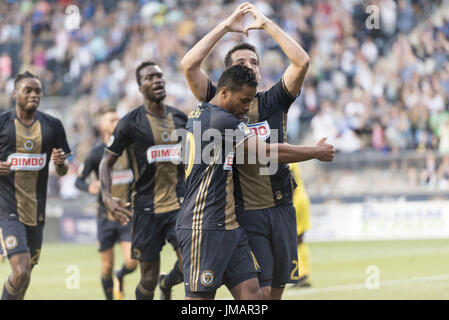 Chester, Pennsylvania, USA. 26 Luglio, 2017. Unione di Philadelphia centrocampista ROLAND ALBERG (10) e Philadelphia Unione centrocampista ILSINHO (25) celebrare dopo un goal contro il Columbus Crew SC durante la loro partita a Talen Energy Stadium di Chester PA. Credito: Ricky Fitchett/ZUMA filo/Alamy Live News Foto Stock