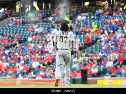 Arlington, Texas, Stati Uniti d'America. 26 Luglio, 2017. Jul 26, 2017: Miami Marlins relief pitcher Jose cui Urena #62 sputa acqua in aria come egli prende il tumulo nel primo inning durante una partita MLB tra il Miami Marlins e Texas Rangers a Globe Life Park in Arlington, TX Miami portano i Rangers 17-5 Albert Pena/CSM Credito: Cal Sport Media/Alamy Live News Foto Stock