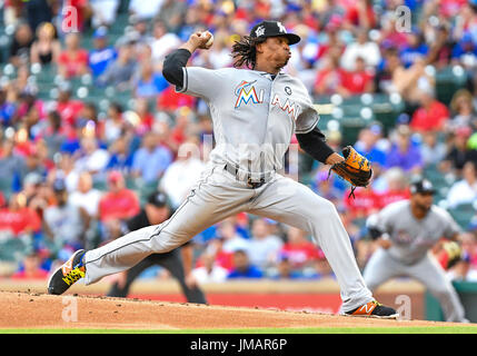 Arlington, Texas, Stati Uniti d'America. 26 Luglio, 2017. Jul 26, 2017: Miami Marlins relief pitcher Jose cui Urena #62 durante una partita MLB tra il Miami Marlins e Texas Rangers a Globe Life Park in Arlington, TX Miami Miami portano i Rangers 17-5 Albert Pena/CSM Credito: Cal Sport Media/Alamy Live News Foto Stock