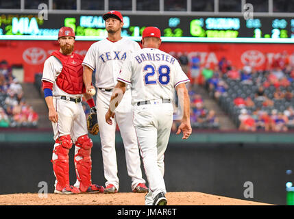 Arlington, Texas, Stati Uniti d'America. 26 Luglio, 2017. Jul 26, 2017: Texas Rangers a partire lanciatore Yu Darvish #11 è tirato dopo dando il massimo dieci corse durante una partita MLB tra il Miami Marlins e Texas Rangers a Globe Life Park in Arlington, TX Miami portano i Rangers 17-5 Albert Pena/CSM Credito: Cal Sport Media/Alamy Live News Foto Stock