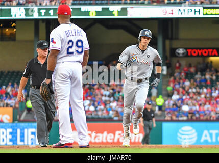 Arlington, Texas, Stati Uniti d'America. 26 Luglio, 2017. Jul 26, 2017: Miami Marlins center fielder Yelich cristiana #21 round seconda base dopo egli colpisce un primo inning home run durante una partita MLB tra il Miami Marlins e Texas Rangers a Globe Life Park in Arlington, TX Miami portano i Rangers 17-5 Albert Pena/CSM Credito: Cal Sport Media/Alamy Live News Foto Stock