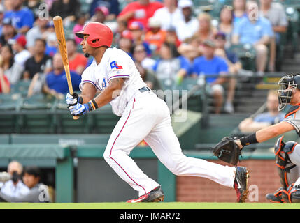 Arlington, Texas, Stati Uniti d'America. 26 Luglio, 2017. Jul 26, 2017: Texas Rangers interbase Elvis Andrus #1 colpisce un doppio nel primo inning durante una partita MLB tra il Miami Marlins e Texas Rangers a Globe Life Park in Arlington, TX Miami portano i Rangers 17-5 Albert Pena/CSM Credito: Cal Sport Media/Alamy Live News Foto Stock