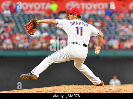 Arlington, Texas, Stati Uniti d'America. 26 Luglio, 2017. Jul 26, 2017: Texas Rangers a partire lanciatore Yu Darvish #11 sulla Montagnola durante una partita MLB tra il Miami Marlins e Texas Rangers a Globe Life Park in Arlington, TX Miami portano i Rangers 17-5 Albert Pena/CSM Credito: Cal Sport Media/Alamy Live News Foto Stock