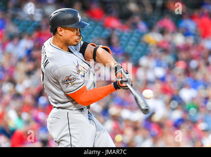 Arlington, Texas, Stati Uniti d'America. 26 Luglio, 2017. Jul 26, 2017: Miami Marlins diritto fielder Giancarlo Stanton #27 ha un RBI hit di base nel quarto inning durante una partita MLB tra il Miami Marlins e Texas Rangers a Globe Life Park in Arlington, TX Miami portano i Rangers 17-5 Albert Pena/CSM Credito: Cal Sport Media/Alamy Live News Foto Stock