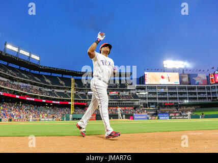 Arlington, Texas, Stati Uniti d'America. 26 Luglio, 2017. Jul 26, 2017: Texas Rangers terzo baseman Adrian Beltre #29 forme d'onda alla folla dopo egli colpisce un home run nel quarto inning durante una partita MLB tra il Miami Marlins e Texas Rangers a Globe Life Park in Arlington, TX Miami portano i Rangers 17-5 Albert Pena/CSM Credito: Cal Sport Media/Alamy Live News Foto Stock