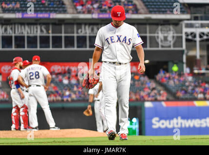 Arlington, Texas, Stati Uniti d'America. 26 Luglio, 2017. Jul 26, 2017: Texas Rangers a partire lanciatore Yu Darvish #11 è tirato dopo dando il massimo dieci corse durante una partita MLB tra il Miami Marlins e Texas Rangers a Globe Life Park in Arlington, TX Miami portano i Rangers 17-5 Albert Pena/CSM Credito: Cal Sport Media/Alamy Live News Foto Stock