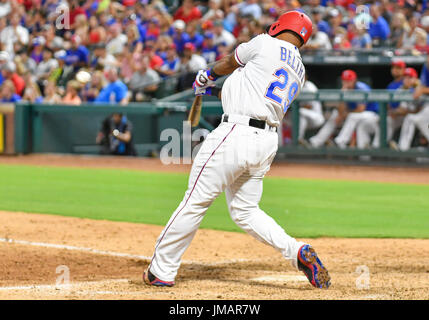 Arlington, Texas, Stati Uniti d'America. 26 Luglio, 2017. Jul 26, 2017: Texas Rangers terzo baseman Adrian Beltre #29 colpisce un doppio nella sesta inning durante una partita MLB tra il Miami Marlins e Texas Rangers a Globe Life Park in Arlington, TX Miami portano i Rangers 17-5 Albert Pena/CSM Credito: Cal Sport Media/Alamy Live News Foto Stock