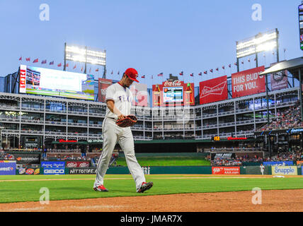 Arlington, Texas, Stati Uniti d'America. 26 Luglio, 2017. Jul 26, 2017: Texas Rangers a partire lanciatore Yu Darvish #11 è tirato dopo dando il massimo dieci corse durante una partita MLB tra il Miami Marlins e Texas Rangers a Globe Life Park in Arlington, TX Miami portano i Rangers 17-5 Albert Pena/CSM Credito: Cal Sport Media/Alamy Live News Foto Stock