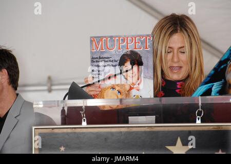 Los Angeles, CA, Stati Uniti d'America. 26 Luglio, 2017. Jennifer Aniston alla cerimonia di induzione per la stella sulla Hollywood Walk of Fame per Jason Bateman, Hollywood Boulevard, Los Angeles, CA, 26 luglio 2017. Credito: Michael Germana/Everett raccolta/Alamy Live News Foto Stock