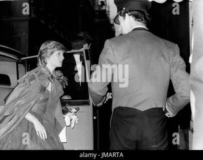 2 giugno 1981 - Londra, Inghilterra, Regno Unito - Il principe Carlo e la sua fidanzata Lady Diana Spencer partecipando a una sfera del reggimento al Merchant Taylors Hall. (Credito Immagine: © Keystone Press Agency via ZUMA Press) Foto Stock