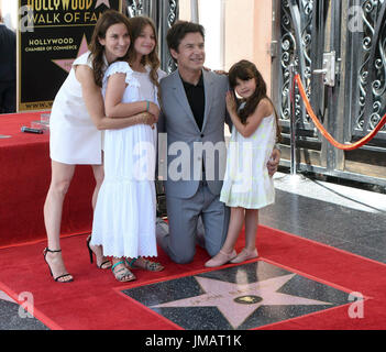 Los Angeles, Stati Uniti d'America. 26 Luglio, 2017. Attore Jason Bateman pone con la sua famiglia durante una stella in onore di cerimonia sulla Hollywood Walk of Fame a Los Angeles, Stati Uniti, 26 luglio 2017. Jason Bateman è stato premiato con una stella sulla Hollywood Walk of Fame il mercoledì. Credito: Nick Ut/Xinhua/Alamy Live News Foto Stock