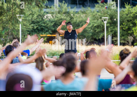 Houston, Stati Uniti d'America. 26 Luglio, 2017. Un trainer professionale incarica una classe Zumba nel rilevamento di verde, un pubblico parco urbano del centro cittadino di Houston, Texas, Stati Uniti, 26 luglio 2017. Credito: Scott Julian/Xinhua/Alamy Live News Foto Stock