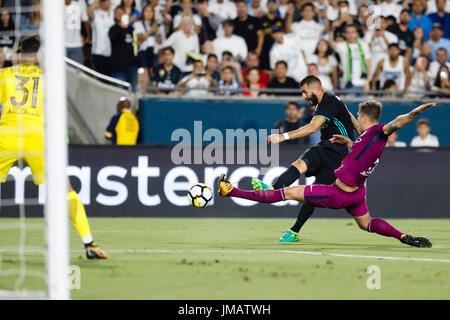 Los Angeles, California, USA. 26 Luglio, 2017. Giovanni pietre (5) Manchester City il giocatore. Ederson Moraes (31) Manchester City il lettore.Karim Benzema (9) del Real Madrid in player.INTERNATIONAL Champions Cup tra Manchester City vs Real Madrid match amichevole presso il Los Angeles Memorial Coliseum (Los Angeles), California, USA, luglio 27, 2017 . Credito: Gtres Información más Comuniación on line,S.L./Alamy Live News Foto Stock