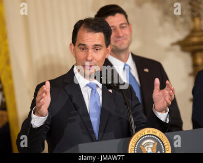 Governatore Scott Walker (Repubblicano del Wisconsin) rende il commento durante l'annuncio della creazione di una fabbrica di Foxconn per essere costruito nel Wisconsin per costruire LCD flat screen monitors presso la Casa Bianca a Washington DC, luglio 26, 2017. A destra è il portavoce della US House Paul Ryan (Repubblicano del Wisconsin). Credito: Chris Kleponis/CNP - nessun filo SERVICE - foto: Chris Kleponis/consolidato/dpa Foto Stock