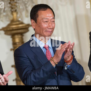 Washington, USA. 26 Luglio, 2017. CEO di Foxconn Terry Gou applaude durante l'annuncio della creazione di una fabbrica di Foxconn per essere costruito nel Wisconsin per costruire LCD flat screen monitors presso la Casa Bianca a Washington DC, luglio 26, 2017. Credito: Chris Kleponis/CNP - nessun filo SERVICE - foto: Chris Kleponis/consolidato/dpa/Alamy Live News Foto Stock