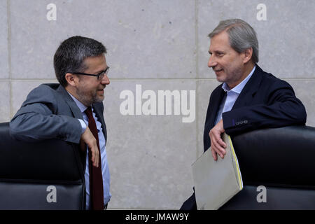 Luglio 26, 2017 - Bruxelles, Belgio: la ricerca dell'UE, della scienza e dell'innovazione Il Commissario Carlos Moedas (L) sta parlando con l'Unione politica europea di vicinato e i negoziati di ampliamento il Commissario Johannes Hahn (R) all'inizio dell'ultimo collegio settimanale appuntamento di stagione presso la Commissione europea. - Nessun filo SERVICE - foto: Thierry Monasse/dpa foto: Thierry Monasse/dpa Foto Stock