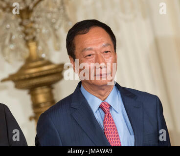 Washington, USA. 26 Luglio, 2017. CEO di Foxconn Terry Gou ascolta durante l'annuncio della creazione di una fabbrica di Foxconn per essere costruito nel Wisconsin per costruire LCD flat screen monitors presso la Casa Bianca a Washington DC, luglio 26, 2017. Credito: Chris Kleponis/CNP - nessun filo SERVICE - foto: Chris Kleponis/consolidato/dpa/Alamy Live News Foto Stock