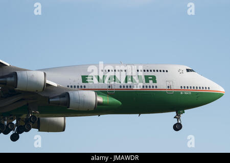 Richmond, British Columbia, Canada. Decimo Giugno, 2017. Un EVA Air Boeing 747 (747-400) sull approccio finale per l'atterraggio all'Aeroporto Internazionale di Vancouver. Credito: Bayne Stanley/ZUMA filo/Alamy Live News Foto Stock