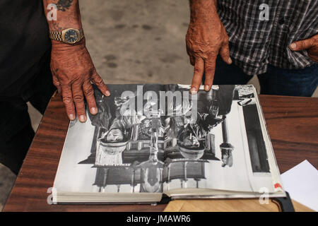 Tijuana, Baja California, Messico. 16 Luglio, 2017. Deportati U.S. Esercito Vietnam Veterans ANDRES DE LEON (sinistra) e Jose MACIAS (destra) sfogliare un libro sulla guerra del Vietnam al di fuori dei deportati veterani Casa di supporto in Tijuana, Baja California, Messico. Credito: Joel Angelo Juarez/ZUMA filo/Alamy Live News Foto Stock