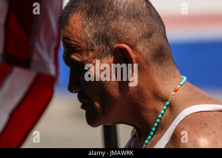 Tijuana, Baja California, Messico. 16 Luglio, 2017. ALEJANDRO GOMEZ, un deportato U.S. Marine Corps veterano, parla per i cittadini americani in visita durante un raduno al di fuori dei deportati veterani Casa di supporto in Tijuana, Baja California, Messico. Credito: Joel Angelo Juarez/ZUMA filo/Alamy Live News Foto Stock