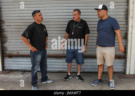 Tijuana, Baja California, Messico. 16 Luglio, 2017. Espulsi i militari Usa i veterani LUIS PUENTES (L), Alejandro Gomez (C) e Edwin SALGADO (R) stand lungo una strada fuori i deportati veterani Casa di supporto in Tijuana, Baja California, Messico. Credito: Joel Angelo Juarez/ZUMA filo/Alamy Live News Foto Stock