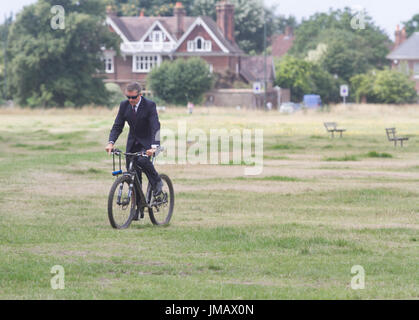 Londra REGNO UNITO. Il 27 luglio 2017. Un uomo in una tuta in bicicletta su una guerra mite giorno di Wimbledon Common come le temperature rimangono lieve prima di pesante e persistente pioggia è prevista diffusione in molte parti della Gran Bretagna Credito: amer ghazzal/Alamy Live News Foto Stock