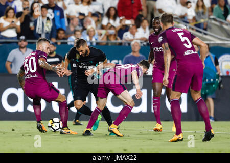 Nicolas Otamendi (30) Manchester City il giocatore. Karim Benzema (9) del Real Madrid in player.INTERNATIONAL Champions Cup tra Manchester City vs Real Madrid match amichevole presso il Los Angeles Memorial Coliseum (Los Angeles), California, USA, luglio 27, 2017 . Foto Stock