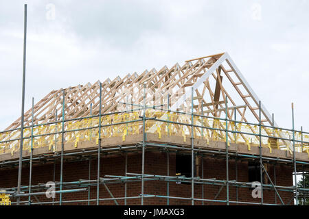 Maidstone, Kent, Regno Unito. Giovedì 27 Luglio 2017.con agenti immobiliari in tutto il paese che soffre di una contrazione del mercato immobiliare la costruzione di nuove case continua sul bordo di Maidstone, Foto Stock