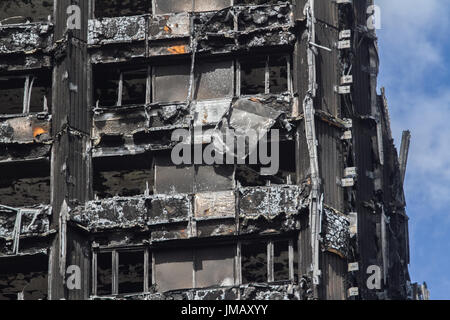 Londra REGNO UNITO. Il 27 luglio 2017. I piani sono in fase di discussione di demolire la torre Grenfell che è stato inghiottito in un enorme fuoco entro la fine del 2018 una volta che l'indagine forense per le vittime del fuoco è completata. La Comunità dovrà poi decidere cosa è sostituire il demolito palazzo nel futuro Credito: amer ghazzal/Alamy Live News Foto Stock