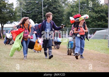 Malmesbury, Wiltshire. Il 27 luglio 2017. I frequentatori di festival di arrivare in alta spiriti e desiderosi di impostare il campo per la trentacinquesima mondo della musica e della danza festival tenutosi in splendidi giardini del Charlton Park Station Wagon. Credito: Wayne Farrell/Alamy Live News Foto Stock