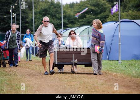 Malmesbury, Wiltshire. Il 27 luglio 2017. I frequentatori di festival di arrivare in alta spiriti e desiderosi di impostare il campo per la trentacinquesima mondo della musica e della danza festival tenutosi in splendidi giardini del Charlton Park Station Wagon. Credito: Wayne Farrell/Alamy Live News Foto Stock