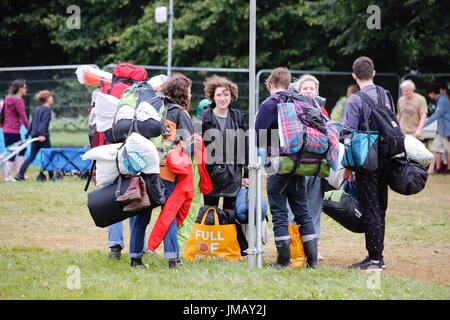 Malmesbury, Wiltshire. Il 27 luglio 2017. I frequentatori di festival di arrivare in alta spiriti e desiderosi di impostare il campo per la trentacinquesima mondo della musica e della danza festival tenutosi in splendidi giardini del Charlton Park Station Wagon. Credito: Wayne Farrell/Alamy Live News Foto Stock