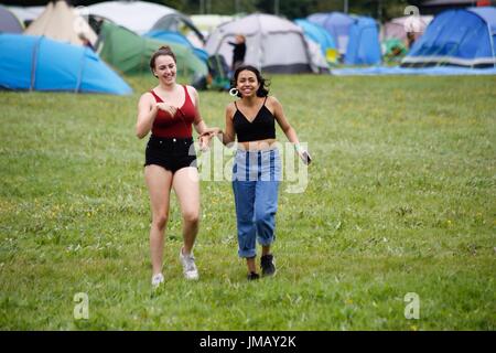 Malmesbury, Wiltshire. Il 27 luglio 2017. I frequentatori di festival di arrivare in alta spiriti e desiderosi di impostare il campo per la trentacinquesima mondo della musica e della danza festival tenutosi in splendidi giardini del Charlton Park Station Wagon. Credito: Wayne Farrell/Alamy Live News Foto Stock